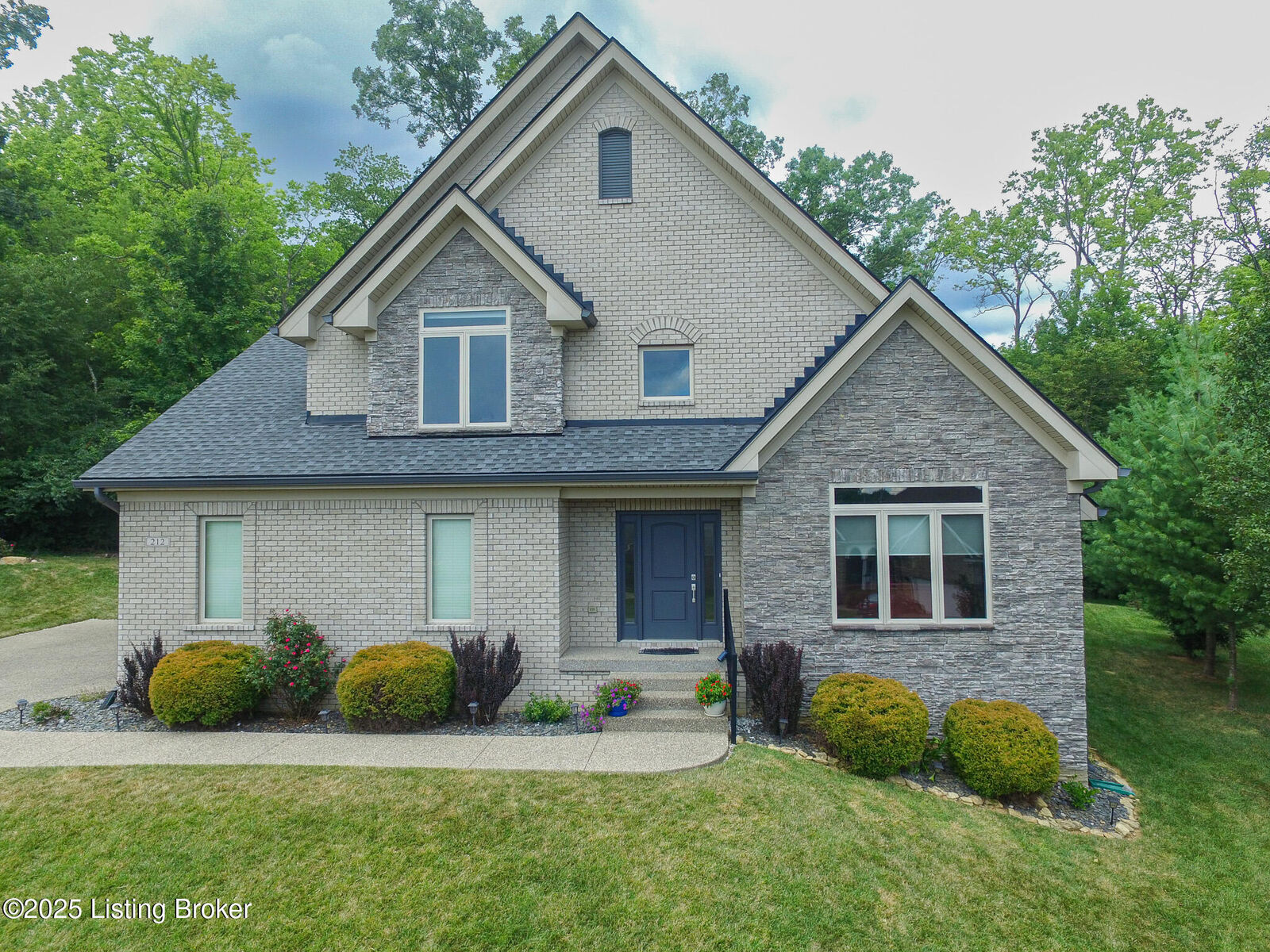 Property Photo:  212 Kilcott Ct  KY 40245 