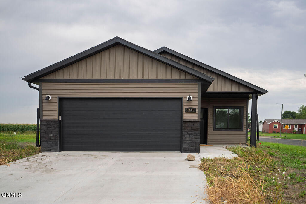 Property Photo:  1400 10th Street SW  ND 58401 
