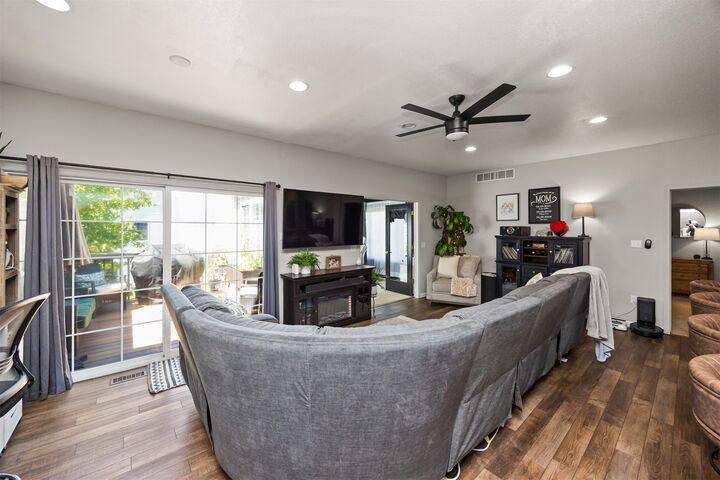Property Photo: 3606 NE Cottonwood Lane IA 50021