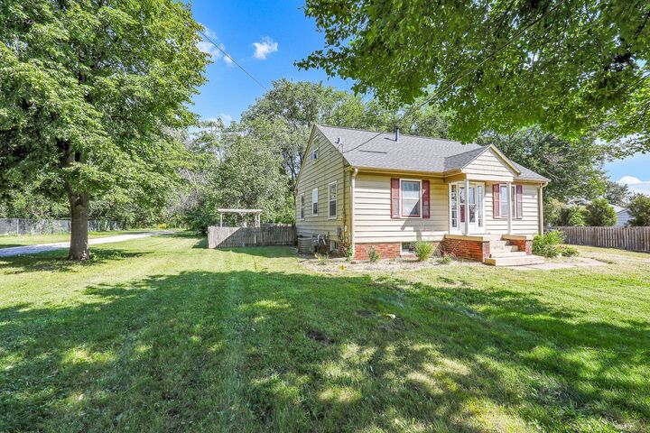 Property Photo: 1250 NE 52nd Avenue IA 50313