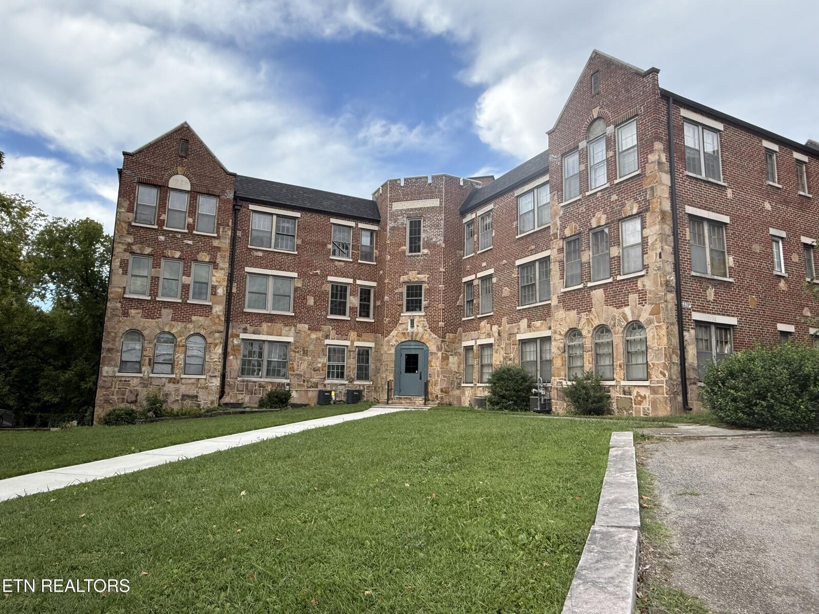 Property Photo: 3328 N Broadway TN 37917