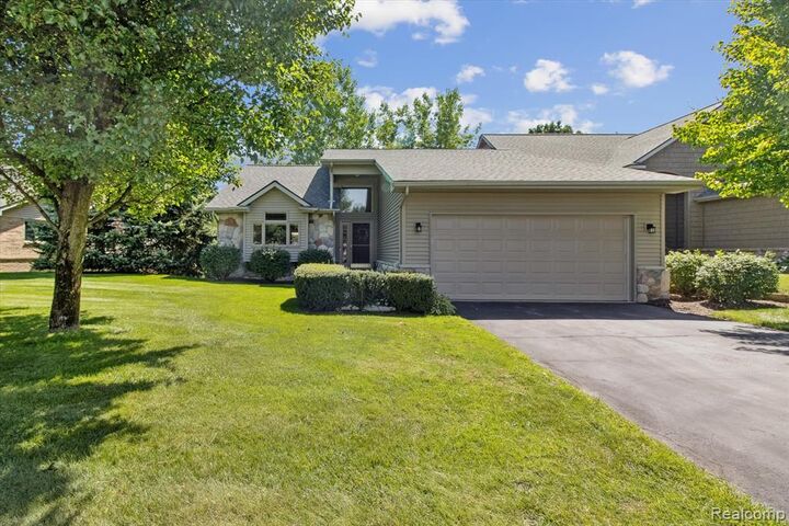 Property Photo:  935 Mildred J Court  MI 48116 3798 