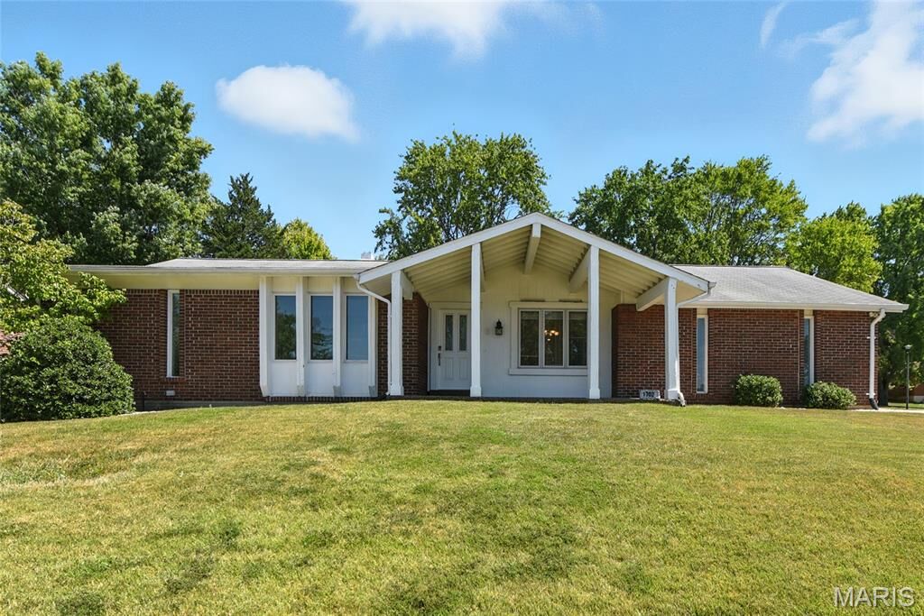 Property Photo: 1702 Stemwood Way MO 63026