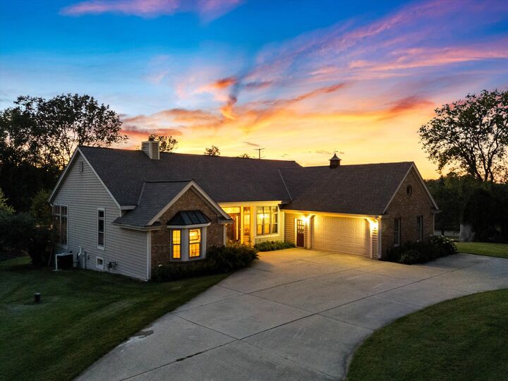 Property Photo: 2075 Parkwood Ct WI 53024