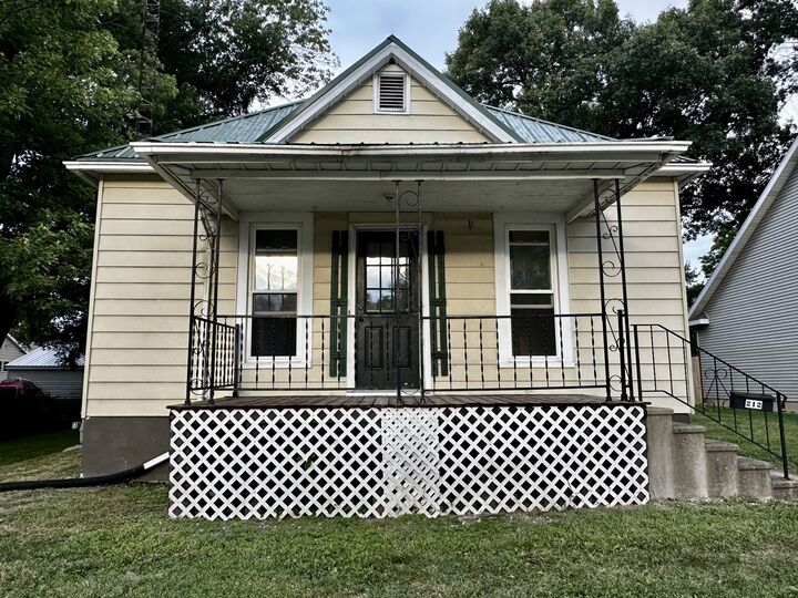 212 N Linden Street  Clinton IL 61727 photo