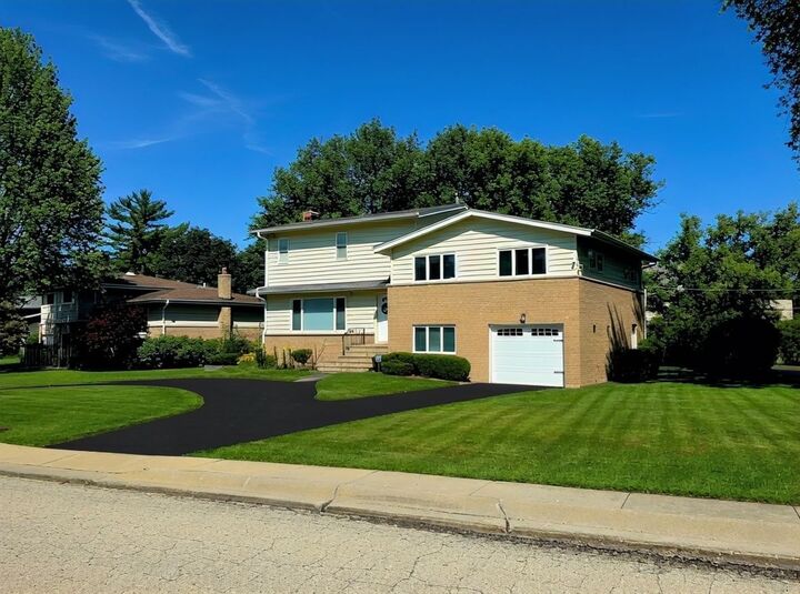 Property Photo:  517 Appletree Lane  IL 60015 