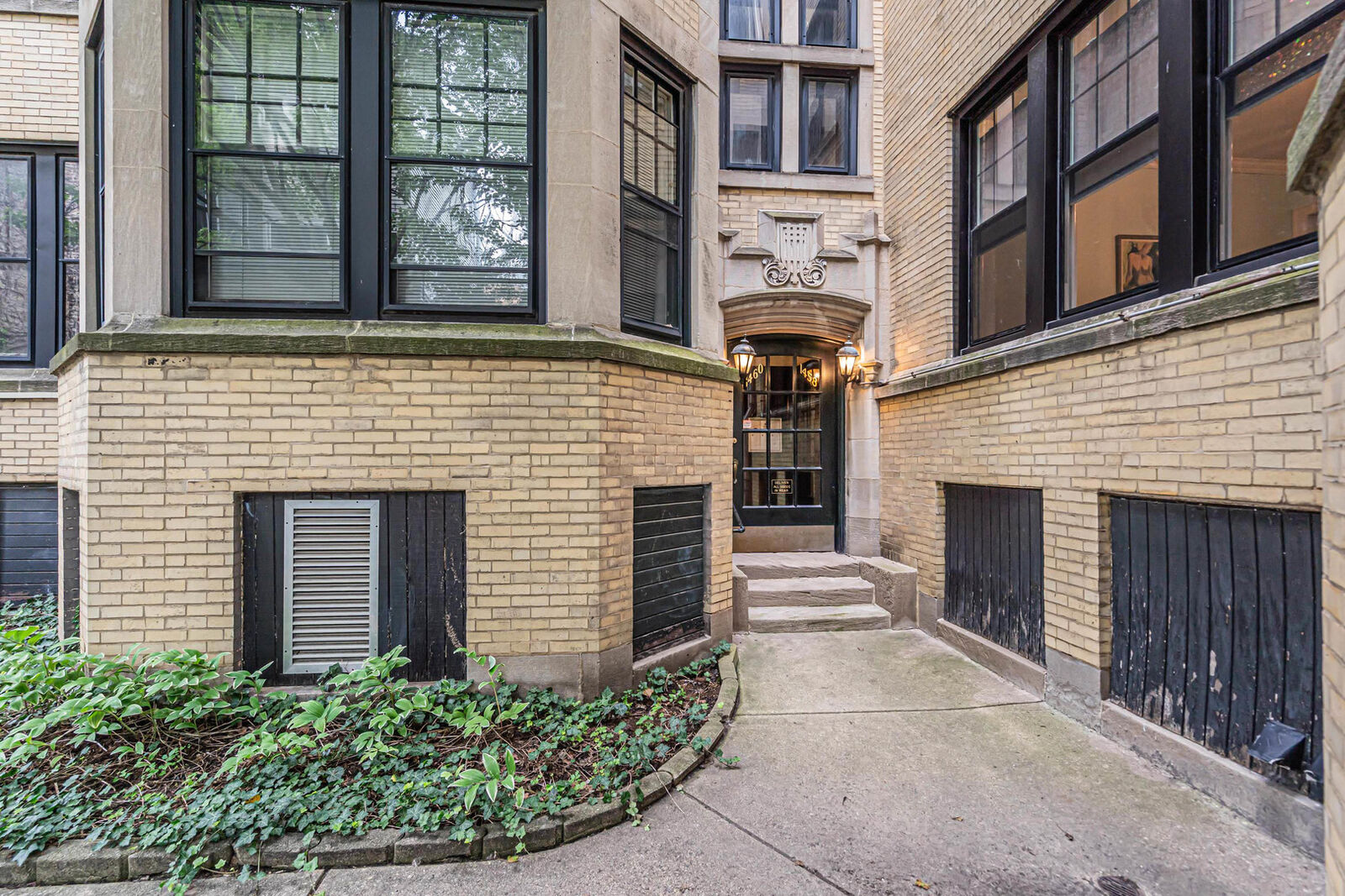 Property Photo: 1458 W Berwyn Avenue 1 IL 60640