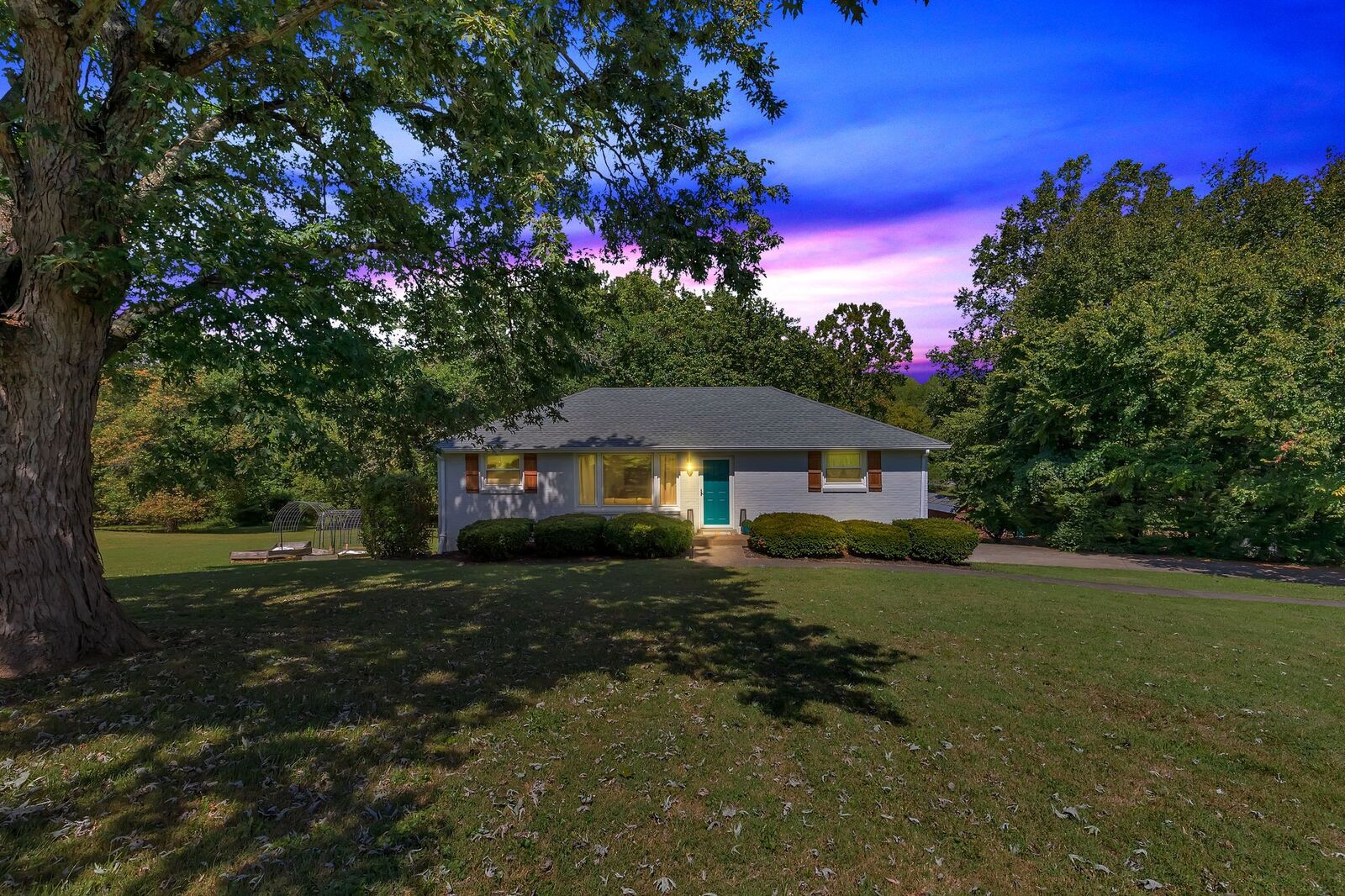 Property Photo:  1304 Cheshire Dr  TN 37207 