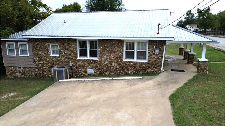 Property Photo: 514 W Clark AR 72641
