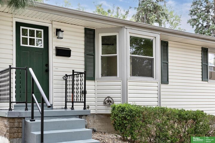 Property Photo:  813 Janes View Street  NE 68046 