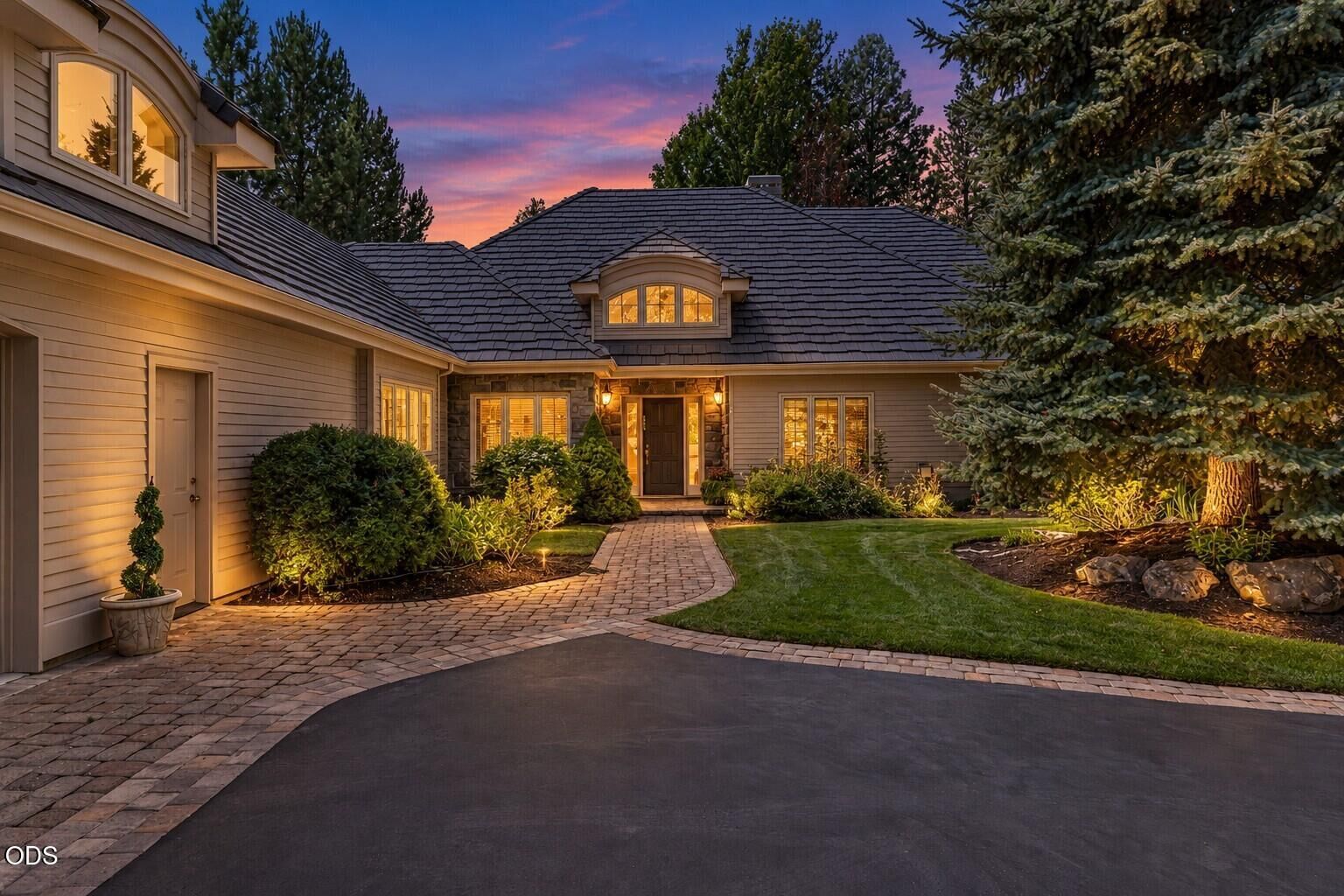 Property Photo: 19490 Green Lakes Loop OR 97702