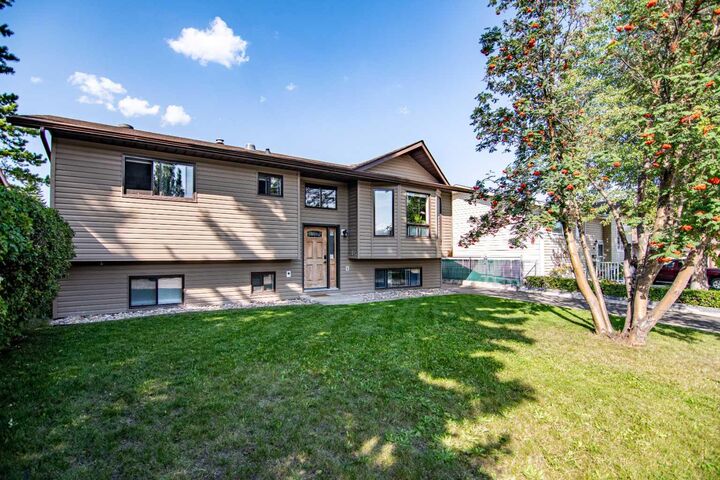 Property Photo: 68 Heritage Drive AB T4L 1N8