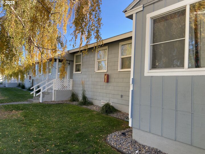 Property Photo:  204 SE 12th St  WA 99324 