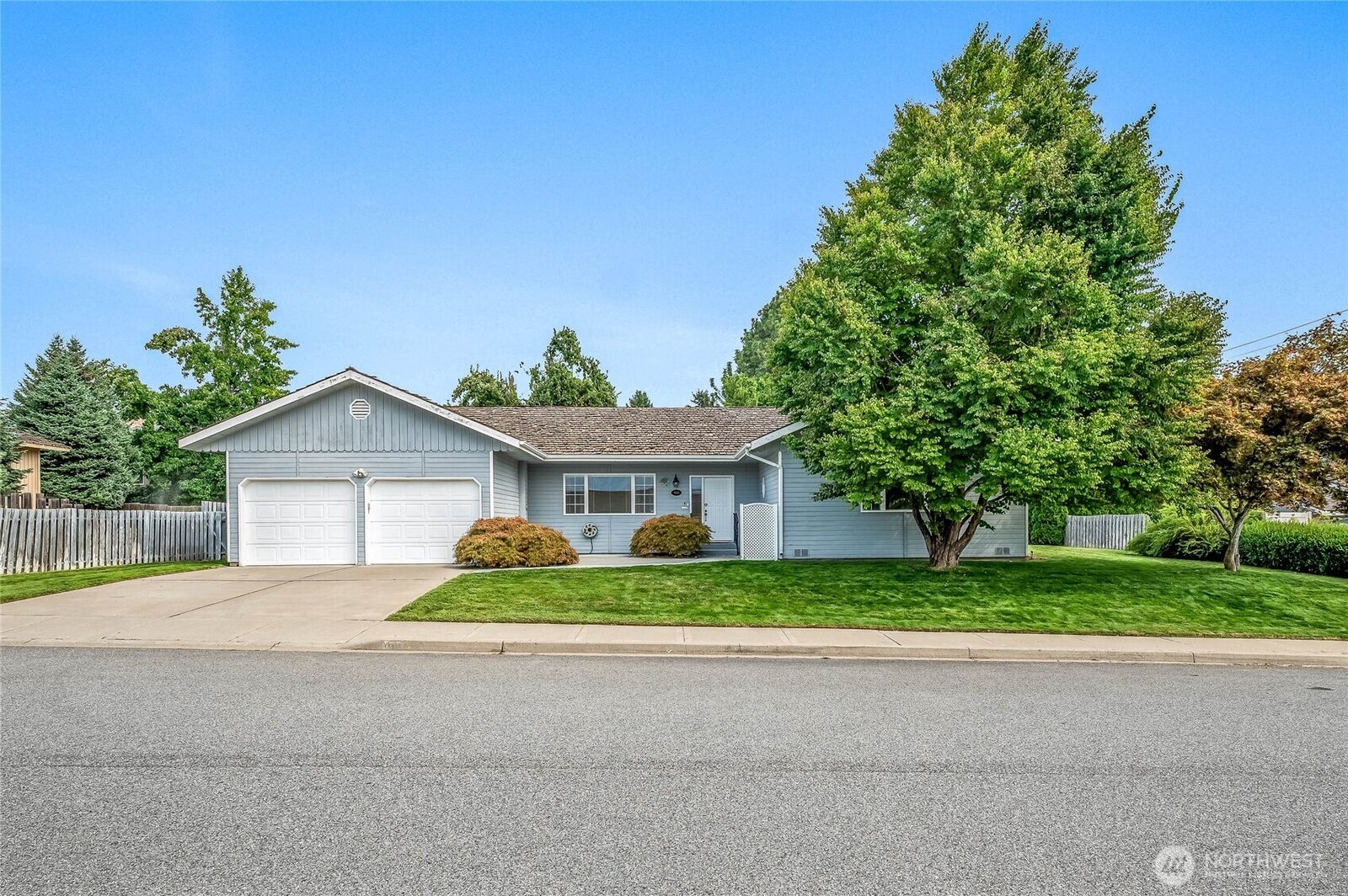 Property Photo: 1005 Fairview Place WA 98802