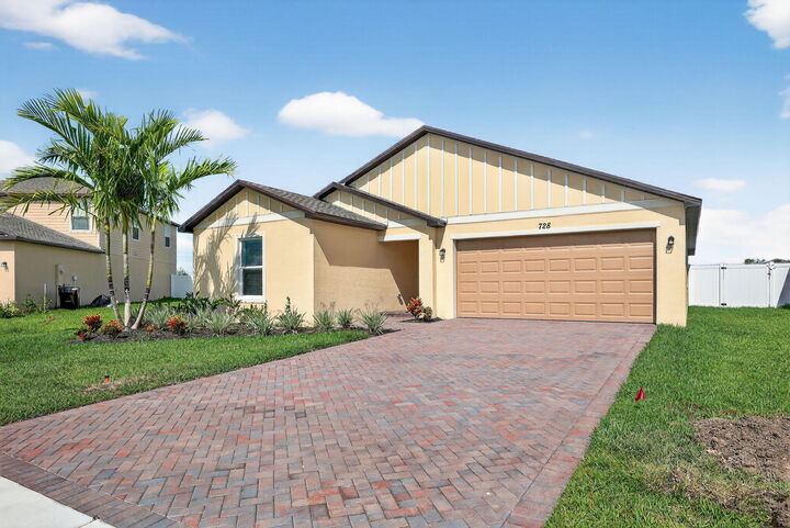Property Photo: 728 Carlyle Way E FL 34947