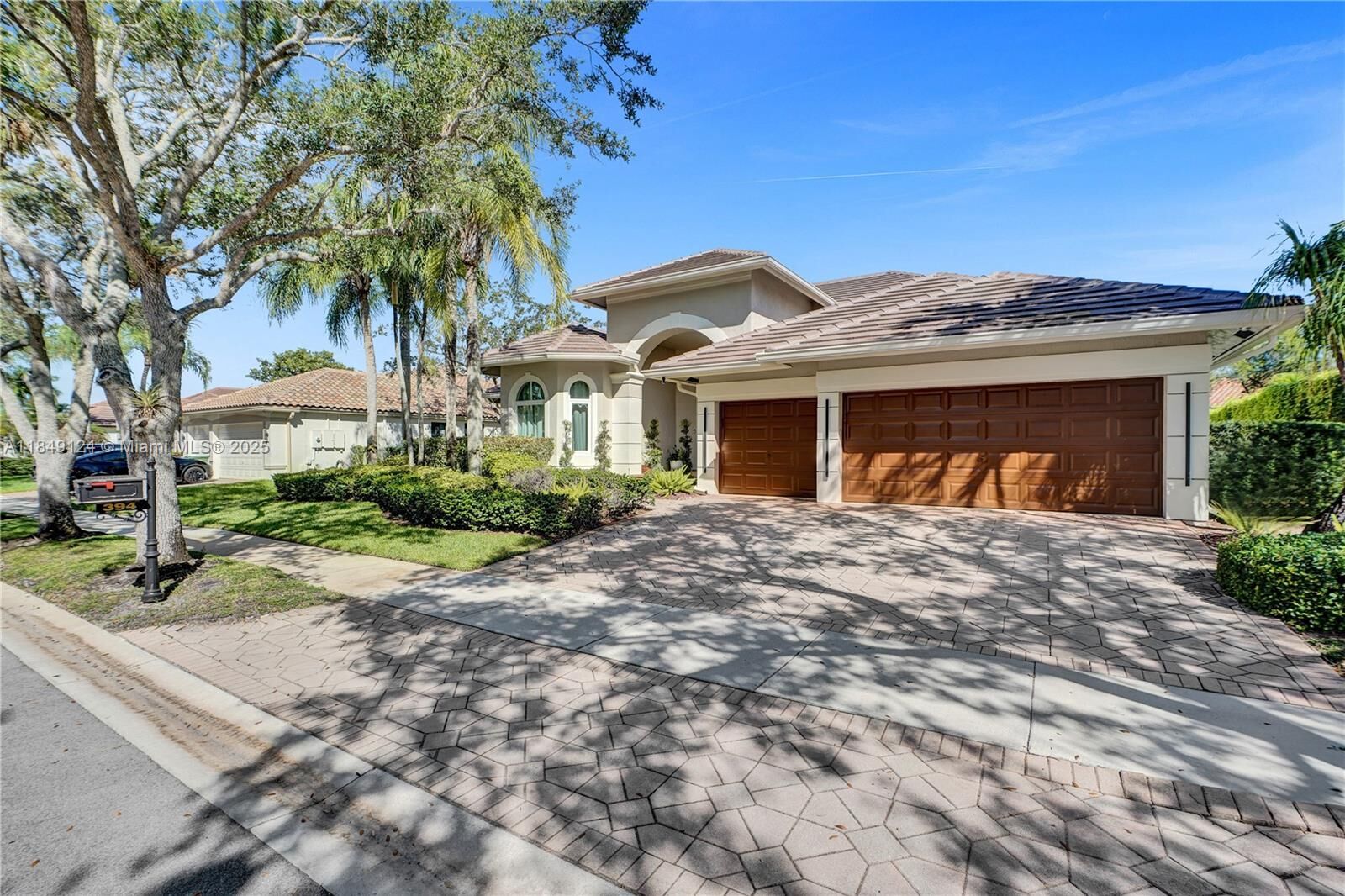 Property Photo: 394 Mallard Ln FL 33327