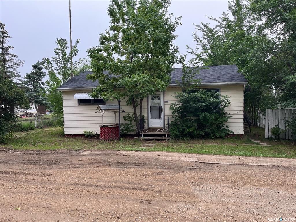 Property Photo: 211 2nd Street E SK S0H 2K0