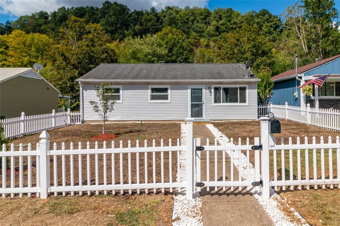 Property Photo: 2873 N Meadow St PA 15065