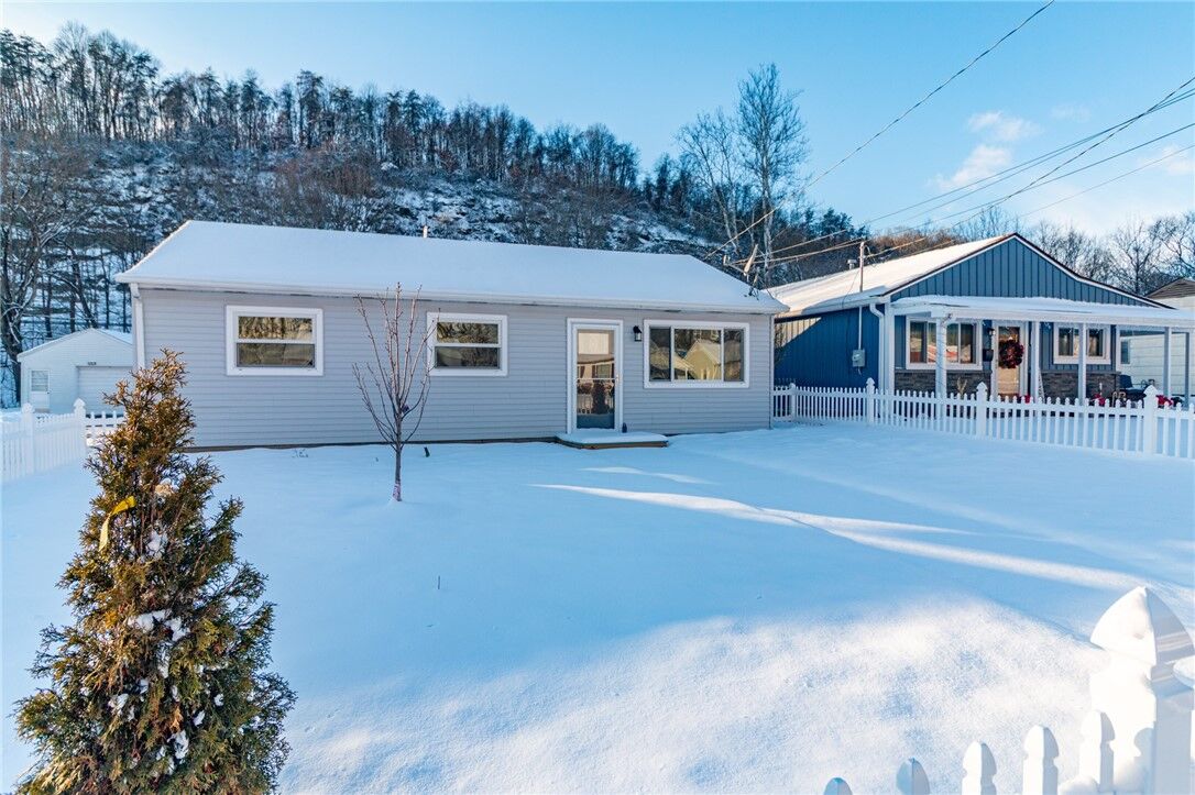 Property Photo:  2873 N Meadow St  PA 15065 