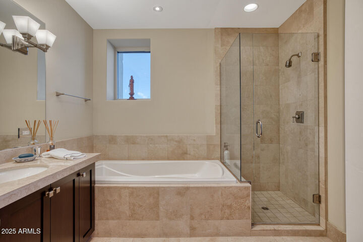 Property Photo:  2402 E Esplanade Lane 1101  AZ 85016 