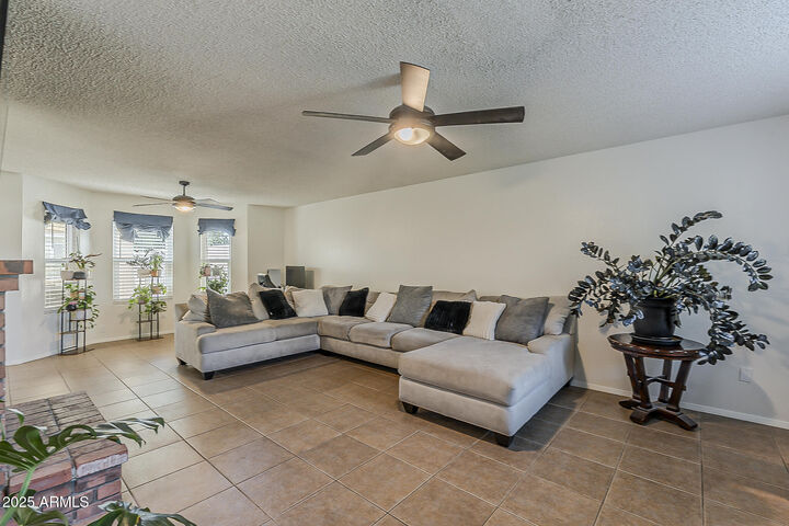 Property Photo: 5848 W Winchcomb Drive AZ 85306