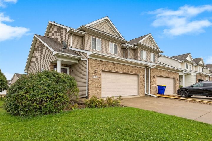 Property Photo: 1490 Vandello Cir IA 52317
