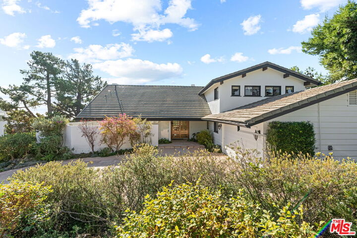 Property Photo: 2601 Cordelia Rd CA 90049