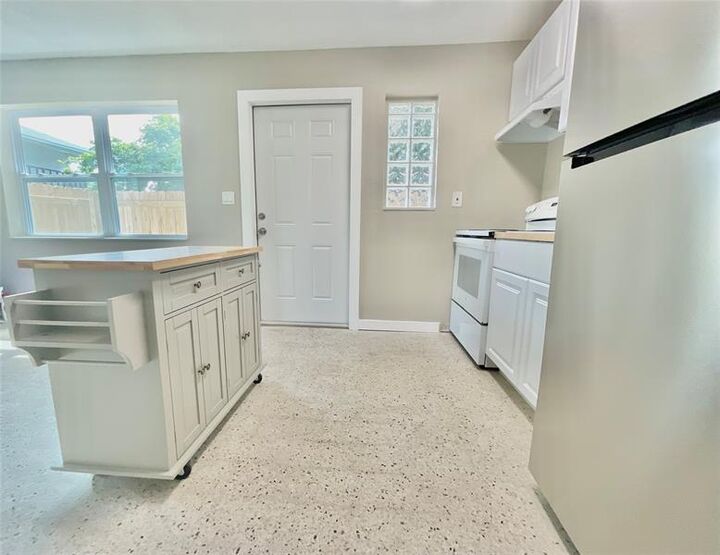 Property Photo: 1023 N Tamarind Ave 1023 FL 33401