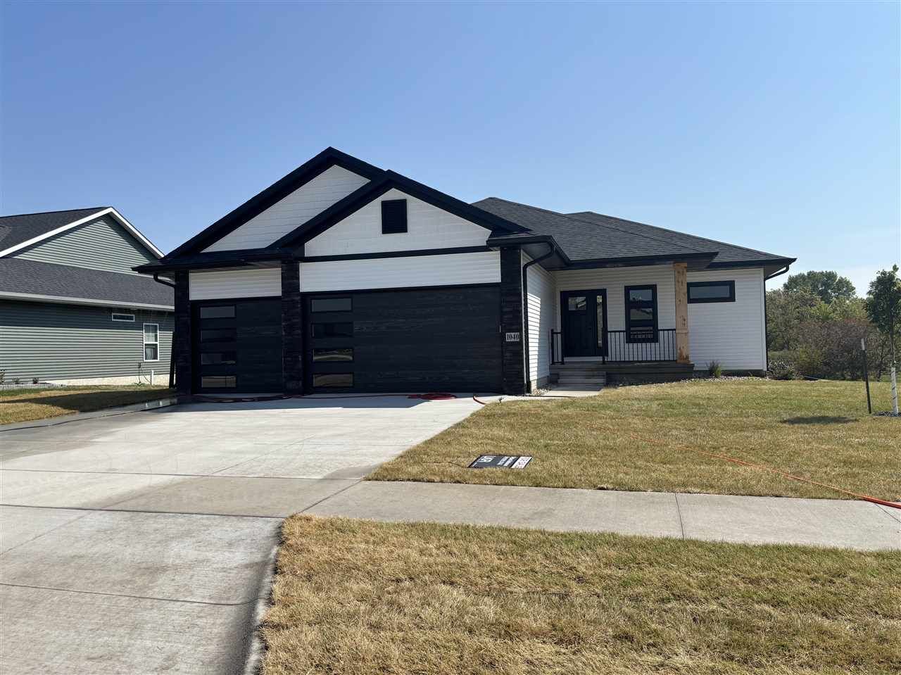 Property Photo: 1040 Harrison St IA 52317