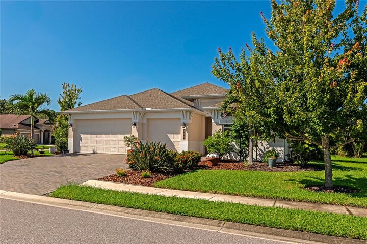 Property Photo: 605 Rosemary Circle FL 34212