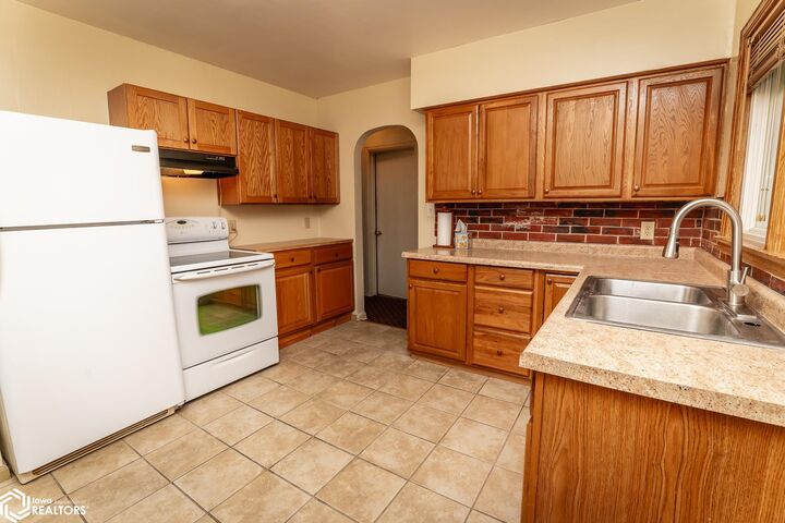 Property Photo:  1411 S Center Street  IA 50158 