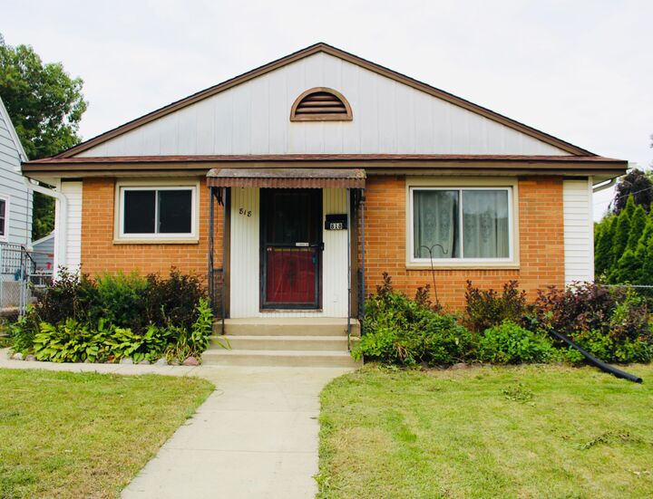 Property Photo:  818 S 94th St  WI 53214 