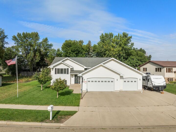 Property Photo: 416 22nd St SW ND 58701