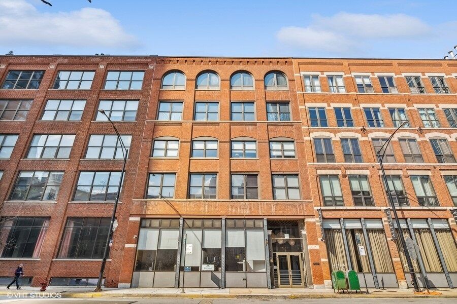 Property Photo: 420 W Grand Avenue 2H IL 60654