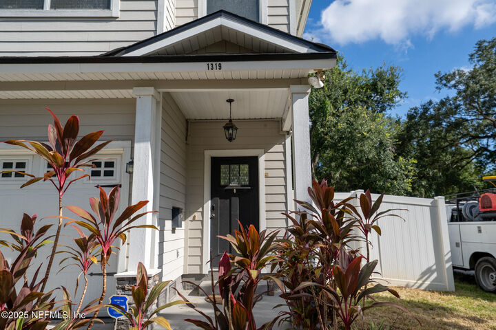 Property Photo:  1319 Lasalle Street  FL 32207