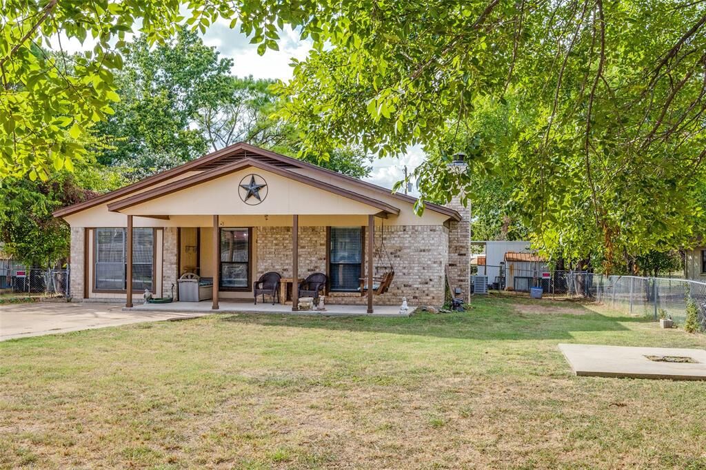 Property Photo:  825 Poe Street  TX 76020 