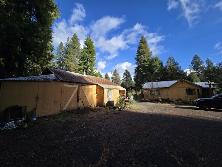 Property Photo: 441 Red Blanket Road OR 97536