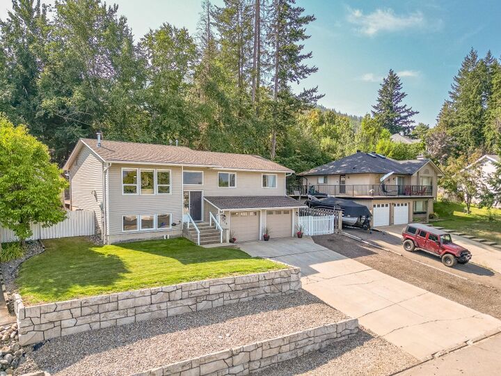 Property Photo: 1610 16 Avenue SE BC V1E 2M7
