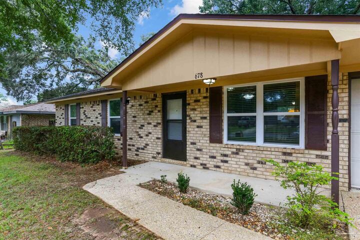 Property Photo: 678 Deedra Ave FL 32514