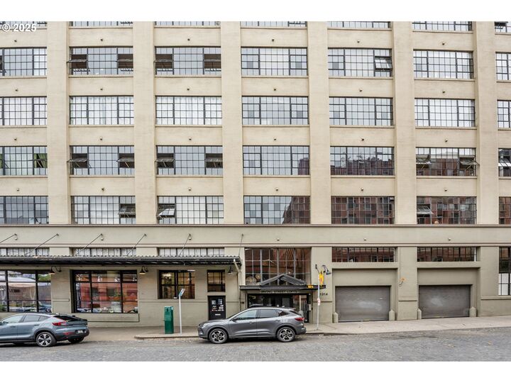 Property Photo:  1314 NW Irving St 609  OR 97209 