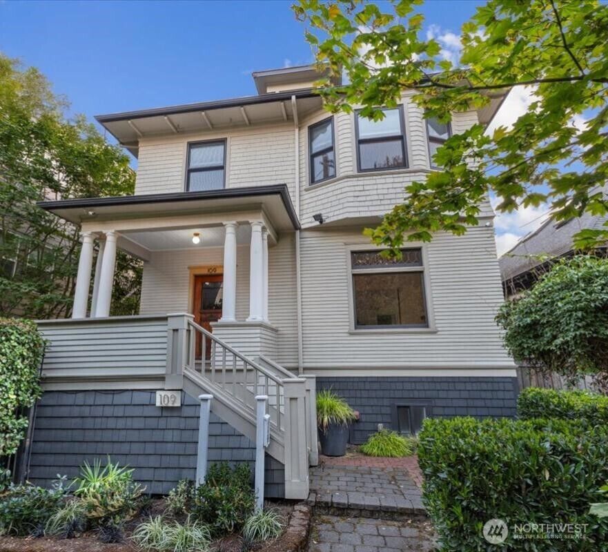 Property Photo:  109  11th Avenue E  WA 98102 