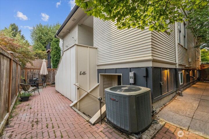 109  11th Avenue E  Seattle WA 98102 photo
