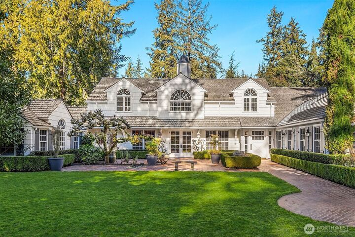 Property Photo: 1135 Evergreen Point Rd WA 98039