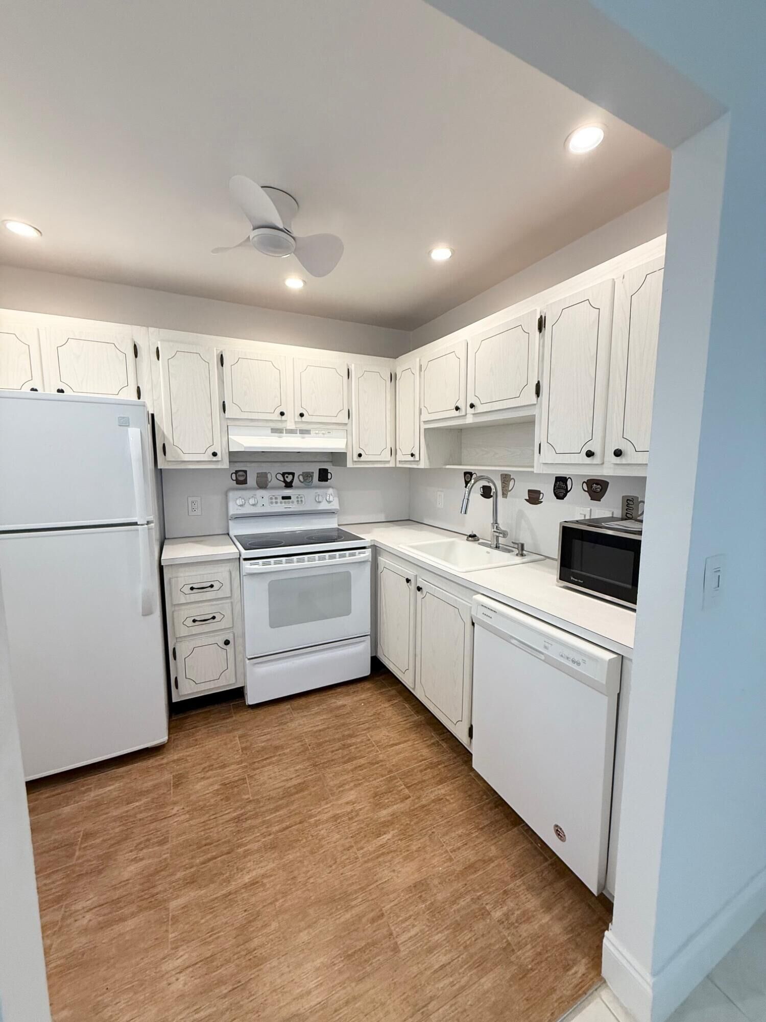 Property Photo: 186 Valencia H FL 33446