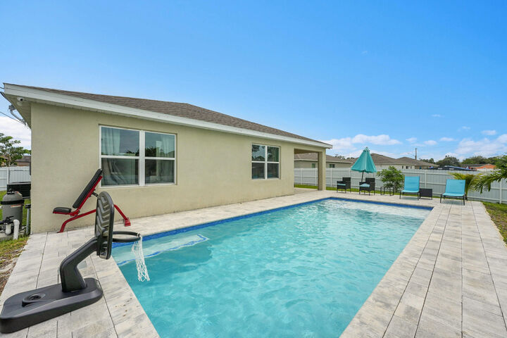 Property Photo: 418 NW Airoso Boulevard FL 34983