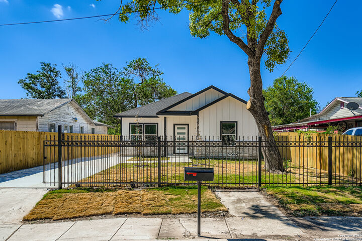 Property Photo: 1434 Merida TX 78207