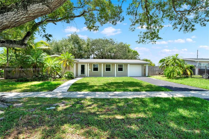 Property Photo: 16022 SW 98th Ave FL 33157