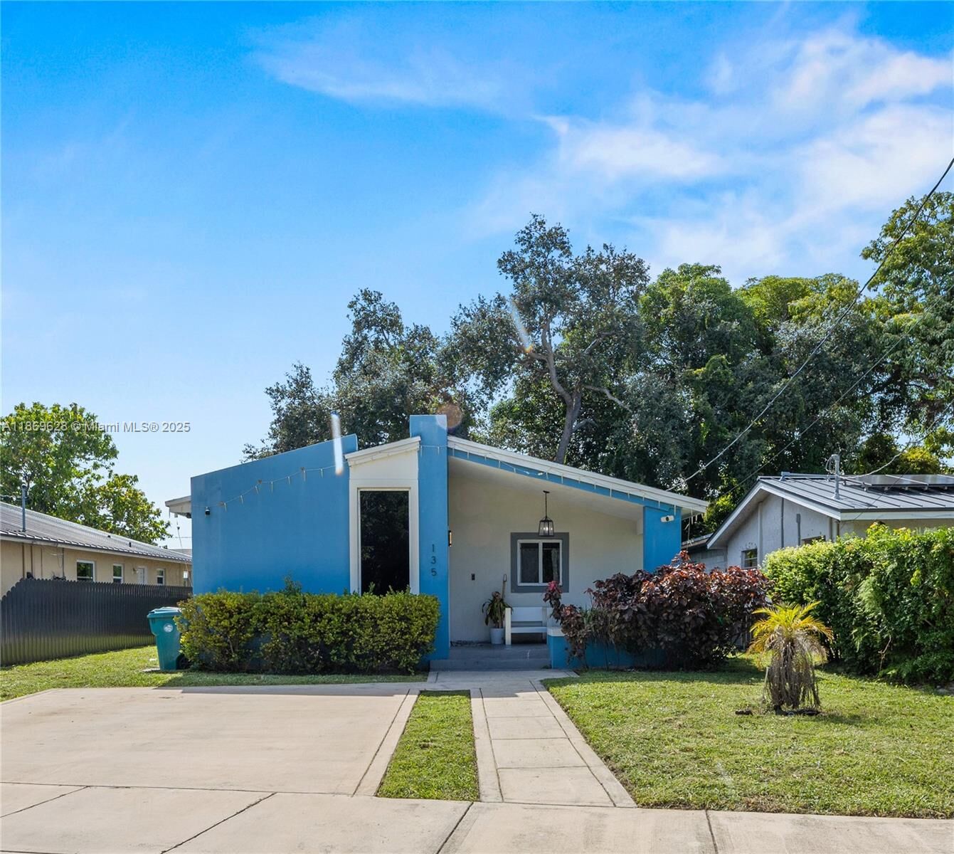 Property Photo: 135 NW 6th Ave FL 33004