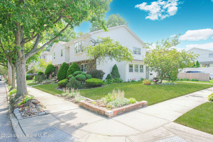 Property Photo:  50 Reading Avenue  NY 10312 