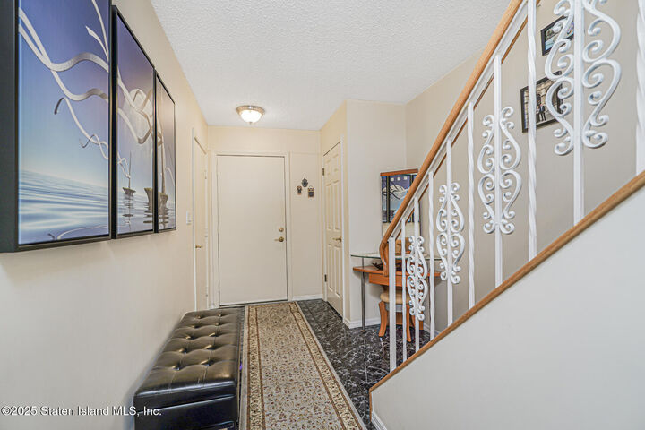Property Photo:  10 Ivy Court  NY 10309 